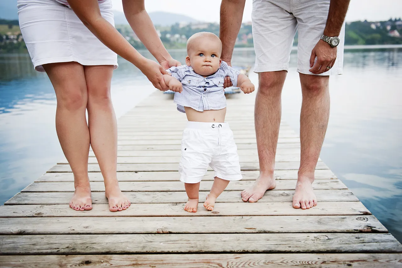 6178_graphicstock-closeup-of-feet-of-family-with-little-baby-boy-walking-on-pier_s0lqrwmh-w
